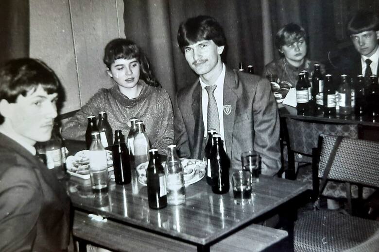 Kanapki przygotowane przez rodziców, oranżada... Na zdjęciu: studniówka w ZSE-M w Rzeszowie w 1982 r.<br /> 