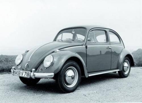 Fot. VW: Pierwszym samochodem marki Volkswagen był legendarny Garbus. Jego seryjna produkcja rozpoczęła się w 1940 r., ale na większą skalę montaż samochodu