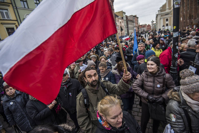 Manifestacja Komitetu Obrony Demokracji na Rynku Staromiejskim <br /> w Toruniu.