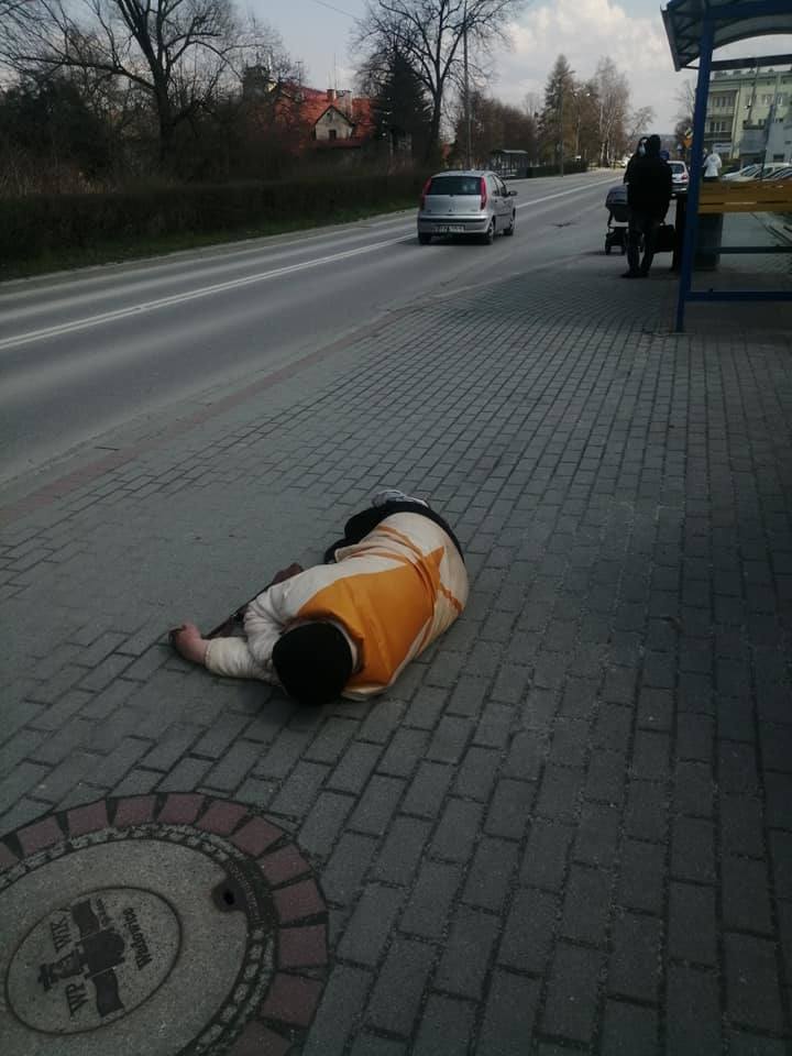 Kobieta leżała na chodniku w centrum Wadowic, między przechodniami. Długo nikt nie reagował.