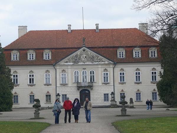 <strong>Pałac w Nieborowie</strong><br /> Barokowy pałac zaprojektowany przez Tylmana z Gameren na zlecenie Michała Stefana Radziejowskiego, znajdujący się w Nieborowie. Pałac od 1774 do 1944 należał do rodziny Radziwiłłów.
