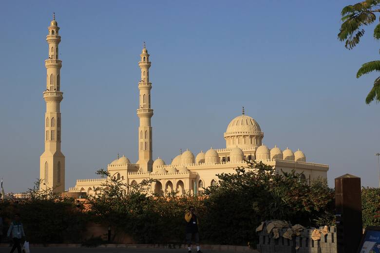 Ten imponujący meczet jest ważnym miejscem kultu religijnego w Hurghadzie. Warto zobaczyć jego piękno i poczuć ducha egipskiej architektury. Przed wybraniem