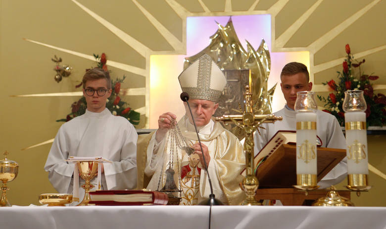 Wprowadzenie relikwii Jana Pawła II do kościoła parafialnego w Zagorzycach Dolnych.