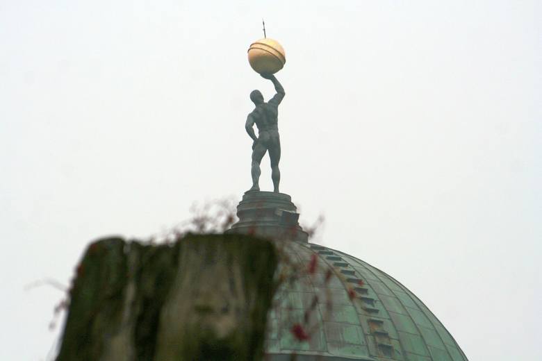 Na kopule pałacu stoi rzeźba Atlasa dźwigająca kulę ziemską. Rzeźba pojawiła się pod koniec XIX wieku.