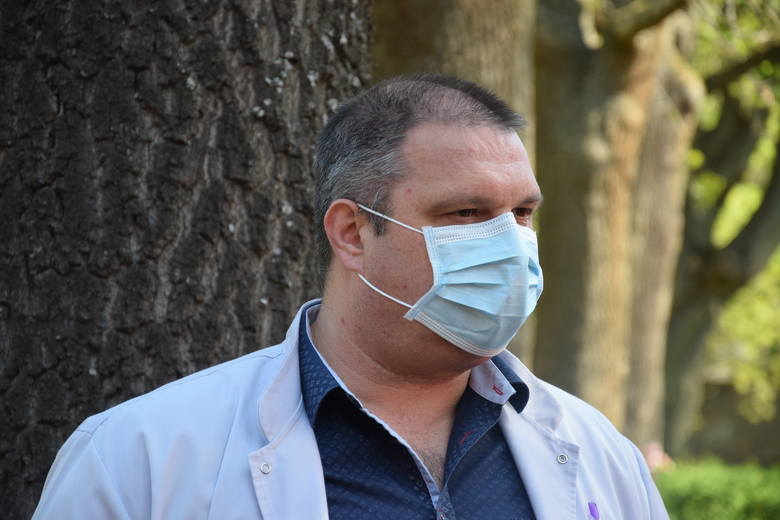 Piotr Dębicki jest ordynatorem oddziału reumatologii, chorób płuc i chorób wewnętrznych szpitala wojewódzkiego w Gorzowie