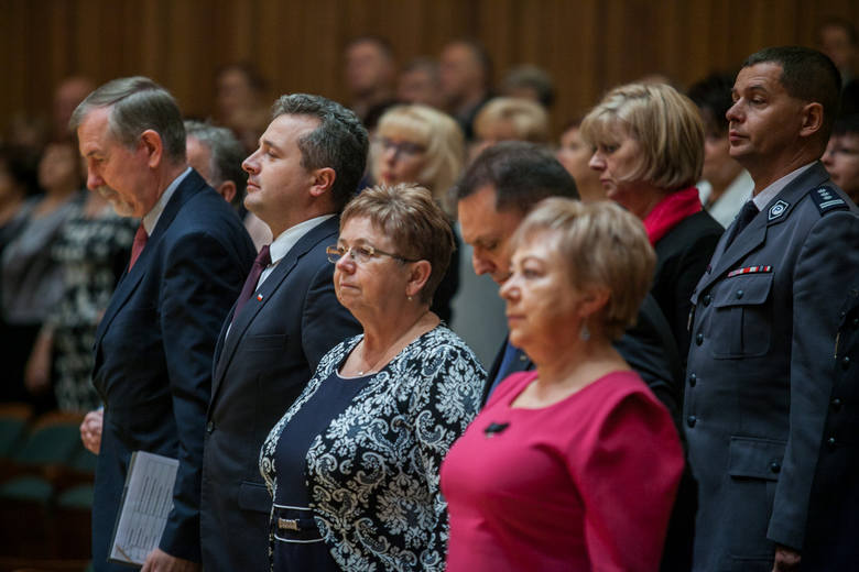 W Filharmonii Pomorskiej w Bydgoszczy odbyła się uroczystość, podczas której odznaczono i uhonorowano nauczycieli oraz innych pracowników oświaty z okazji zbliżającego się Dnia Edukacji Narodowej.