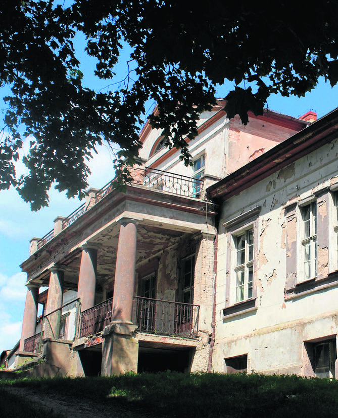 XIX-wieczny dwór wciąż czeka na renowację.