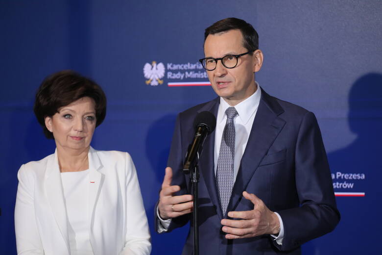 Premier Mateusz Morawiecki oraz minister Marlena Maląg podczas konferencji prasowej.