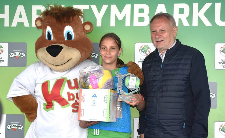 Eliza Zuziak odebrała nagrodę MVP w kategorii 12-letnich dziewcząt od prezesa MPZN Ryszarda Kołtuna