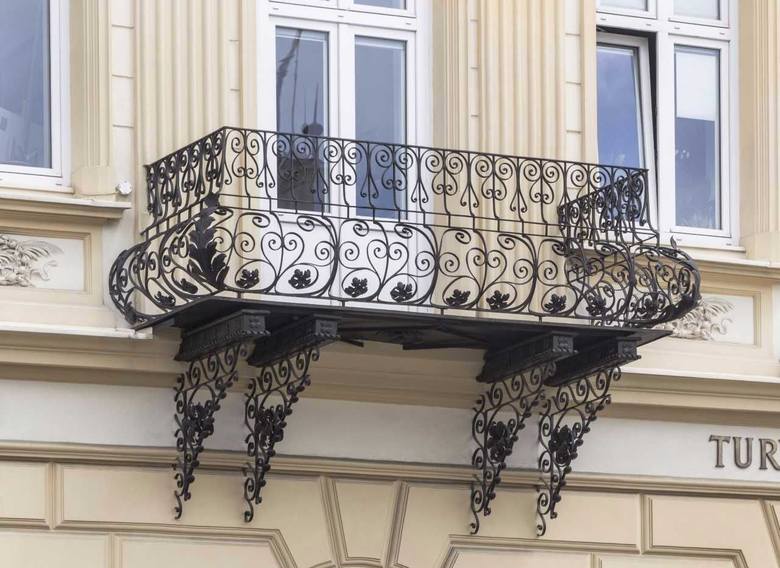 Stare balkony Rzeszowa urzekają kunsztownie wykonanymi detalami, wyszukanym  wzornictwem. Na zdjęciu balkon przy ul. Bernardyńskiej.