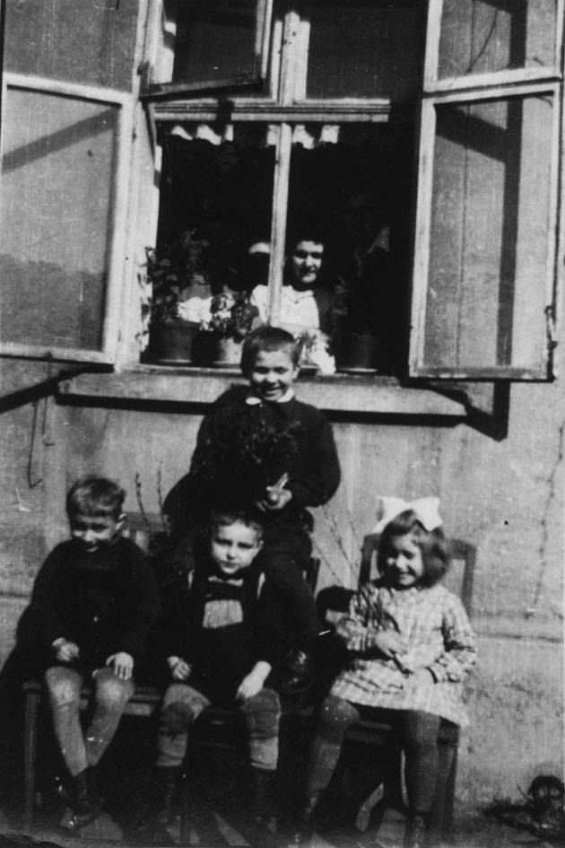 Zielona Góra 1945 ulica Traugutta 6g. pod oknem po środku autor Andrzej obok siostra Ela a po lewej syn Puszkarskiego