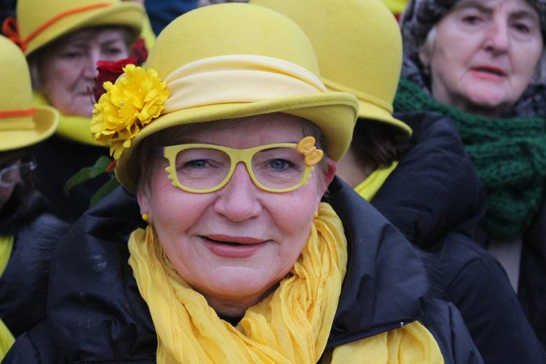 Na swoje imieniny Krystyny zawsze starają się mieć jednakowe nakrycia głowy. W tym roku ubrały żółte kapelusze. Tak Dziennik Zachodni żegnał je w Katowicach