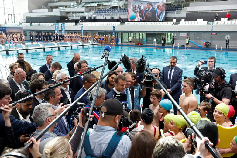 Prezydent Francji Emmanuel Macron podczas otwarcia Olimpijskiego Centrum Sportu Wodnego w Saint-Denis pod Paryżem