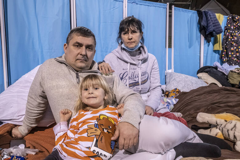 Andriej, jego żona i 4,5-letnia Sofia. Rodzina chciała zostać w Ukrainie, ale kiedy cztery pociski spadły obok ich domu, postanowili  uciekać. Na razie zostają w Arenie, bo nie mają dokąd pójść.