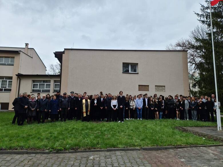 Uczniowie i nauczyciele LO, wraz z samorządowcami i mieszkańcami Pińczowa, pielęgnują pamięć o absolwentach swojej szkoły, którzy zginęli w 1940 roku