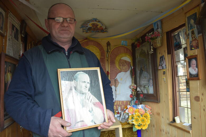 Z tamtego świata Jędrka zawrócił święty Jan Paweł II. Zadziwiająca opowieść rzeźbiarza z Kobylanki