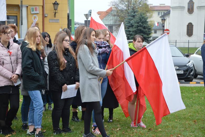 Patriotyczny marsz uczniów szkół pijarskich w Łowiczu [ZDJĘCIA]