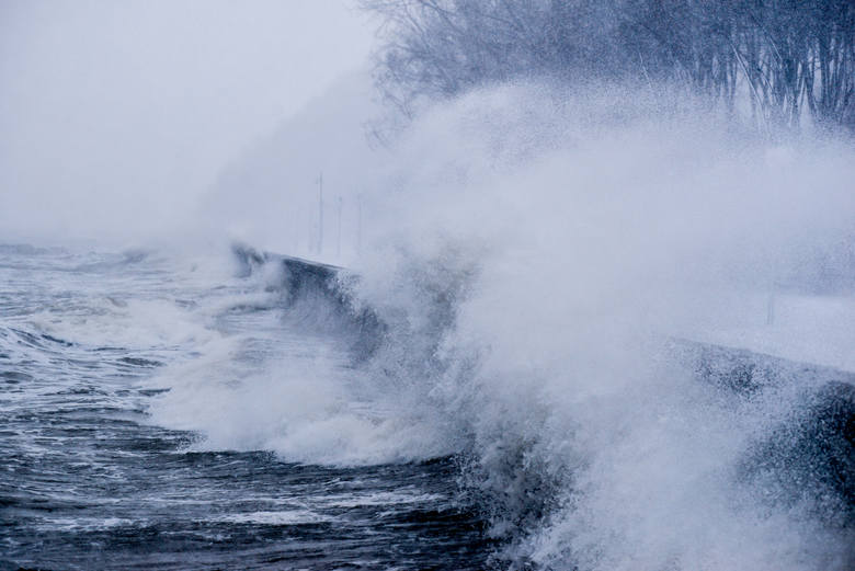 Styczeń 2017 . Bulwar nadmorski w Gdyni zalewany przez morze