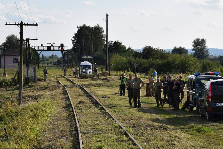 Członkowie i sympatycy stowarzyszenia Linia102.pl z Przemyśla, dwiema drezynami wjechali na Ukrainę. Po nieużywanym od ćwierćwiecza torze kolejowym 102. Mają nadzieję, że wkrótce na tej linii zagości regularny ruch pasażersko - turystyczny.