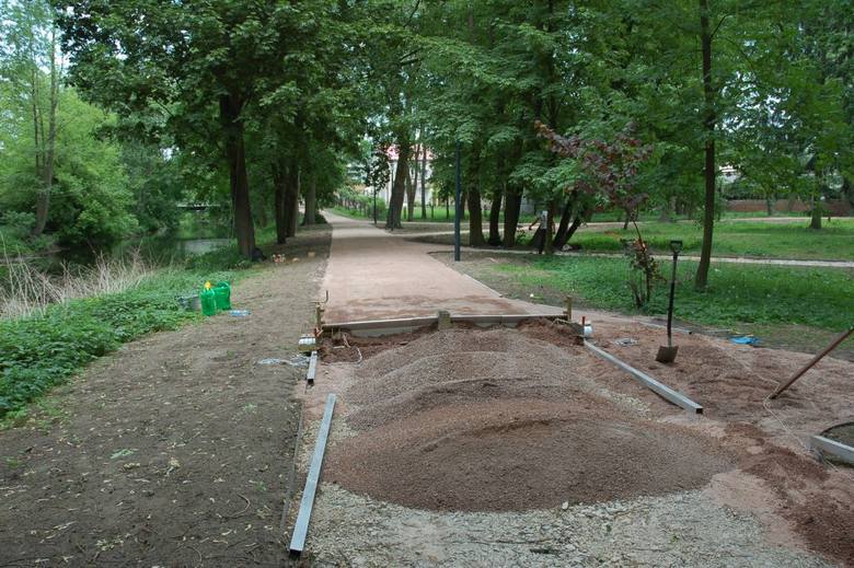 Trwa rewaloryzacja zabytkowego parku miejskiego w Rawie Mazowieckiej. Zaprezentowane zdjęcia obrazują zmiany, jakie już zaszły w jednym z najpiękniejszych zakątków miasta. Inwestycja ma być skończona w tym roku.