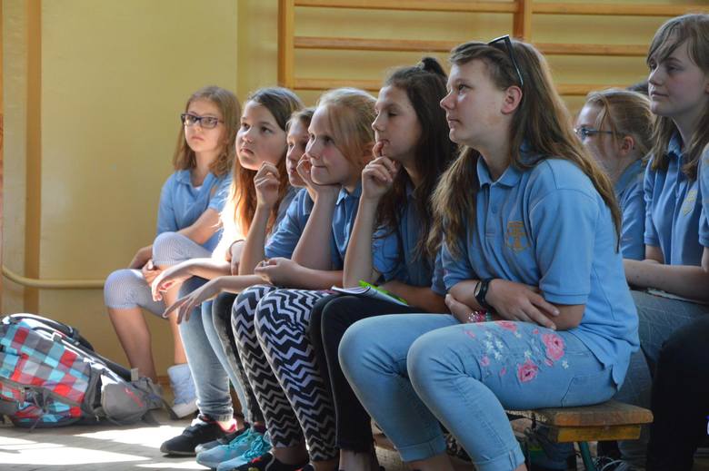 W Szkole Podstawowej nr 2 w Łowiczu w środę (9 maja) odbyło się spotkanie autorskie z Pawłem Wakułą, pisarzem książek dla dzieci, ilustratorem oraz rysownikiem prasowym
