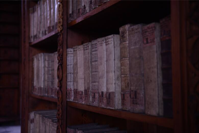 Na początku w klasztorze księgi przechowywano w zakrystii. Salę biblioteczną stworzono za czasów opata Hermana (1347 - 1351). Utworzył on fundację, która