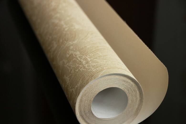 Rodzaj kleju i sposób jego nakładania (na tapetę czy ścianę) zależy od materiału, z jakiego jest wykonana tapeta.