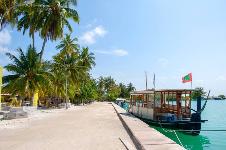 Łódź turystyczna przy nabrzeżu na Malediwach