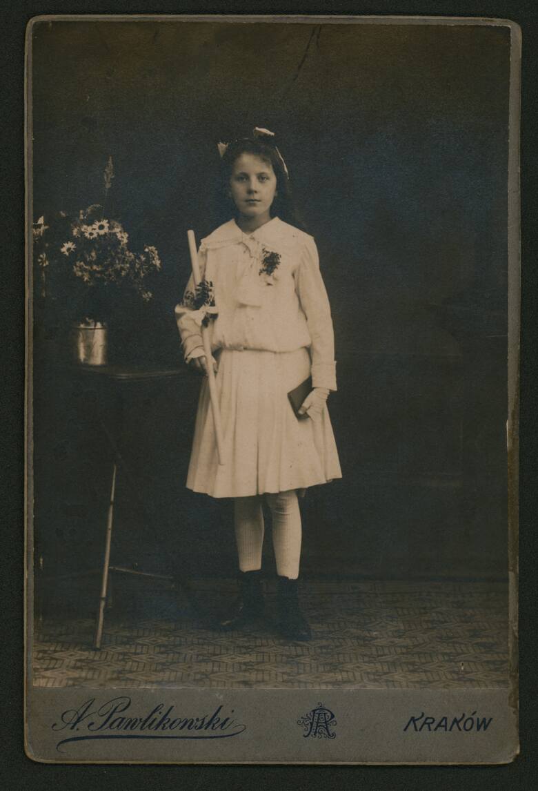 Dziewczynka w stroju komunijnym; atelier Antoniego Pawlikowskiego przy ul. Sławkowskiej 27, około 1910. 