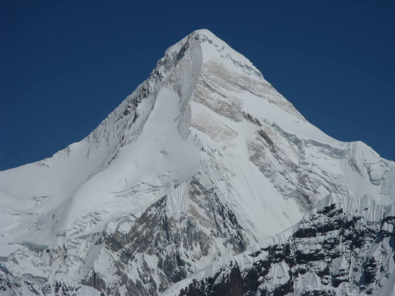 Chan Tengri, 7010 m - góra znajdująca się w centralnej części pasma górskiego Tienszan w Azji. Adam zdobył szczyt solo mając 17 lat
