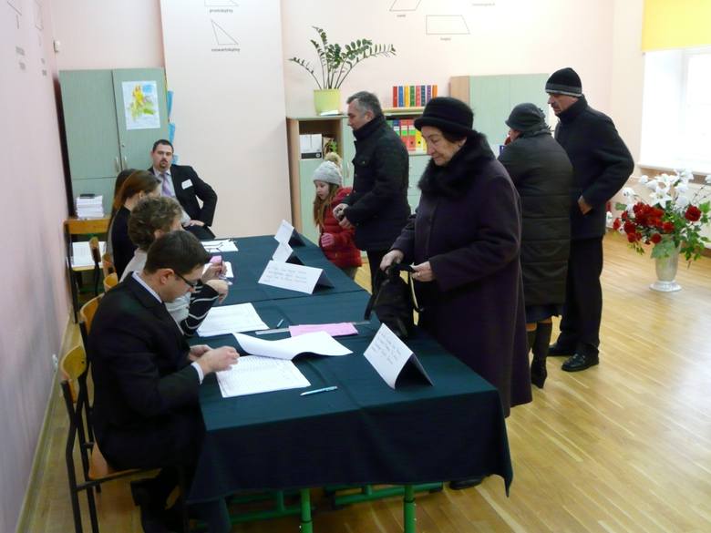Rawianie głosują podczas drugiej tury wyborów samorządowych 2014 i wybierają burmistrza miasta