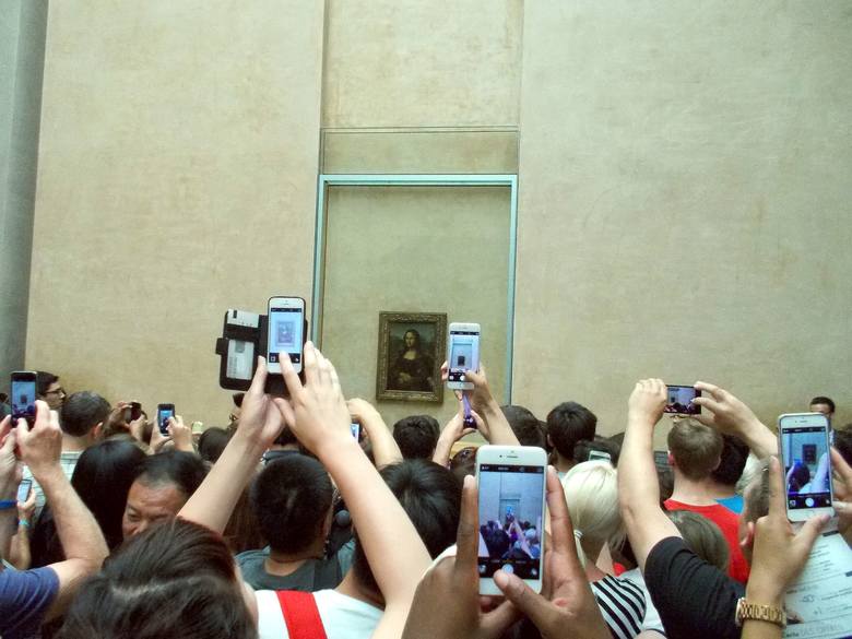Mona Lisa, Luwr, Paryż, FrancjaWielu turystów odwiedza Luwr głównie dla jednego obrazu. Chodzi o Mona Lisę Leonardo da Vinci. Nie ma jednak szans, by