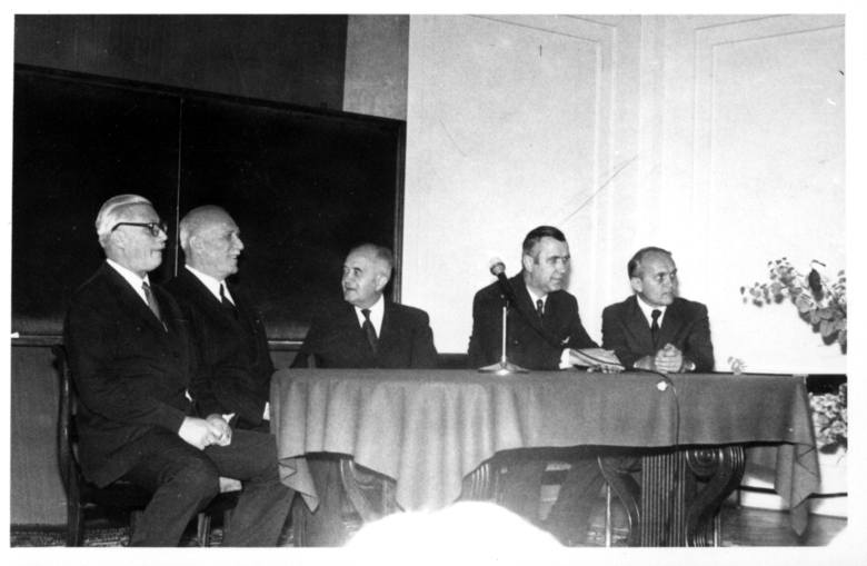 Prof. Emil Chroboczek (drugi od lewej) i prof. Szczepan Pieniążek (trzeci od lewej) na spotkaniu z przedstawicielami rządu