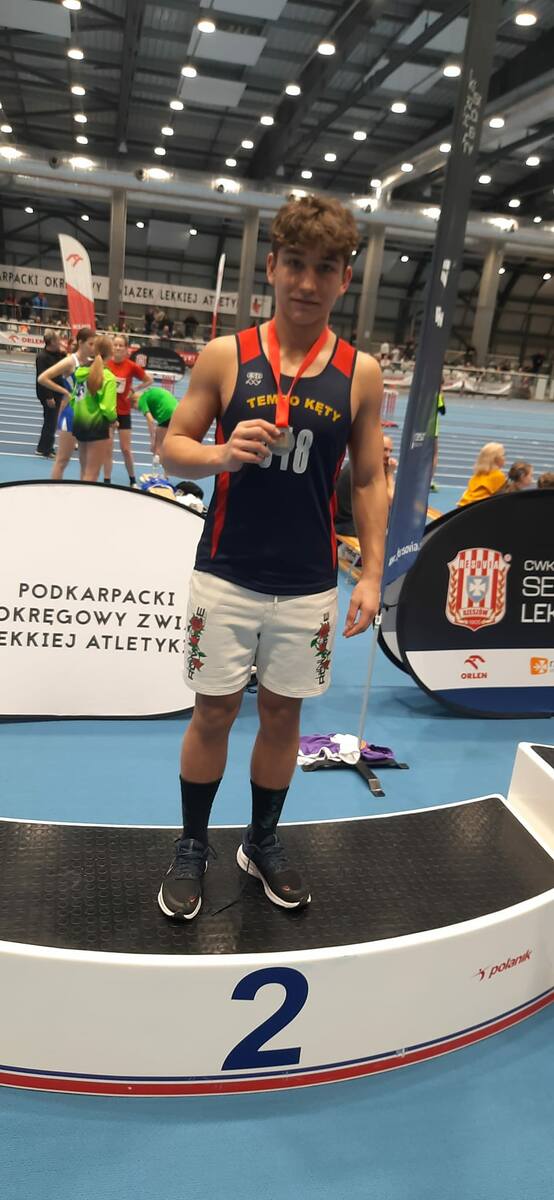 Młodzi lekkoatleci Tempa Kęty mieli powody do radości podczas halowych mistrzostw Małopolski U16 w Rzeszowie