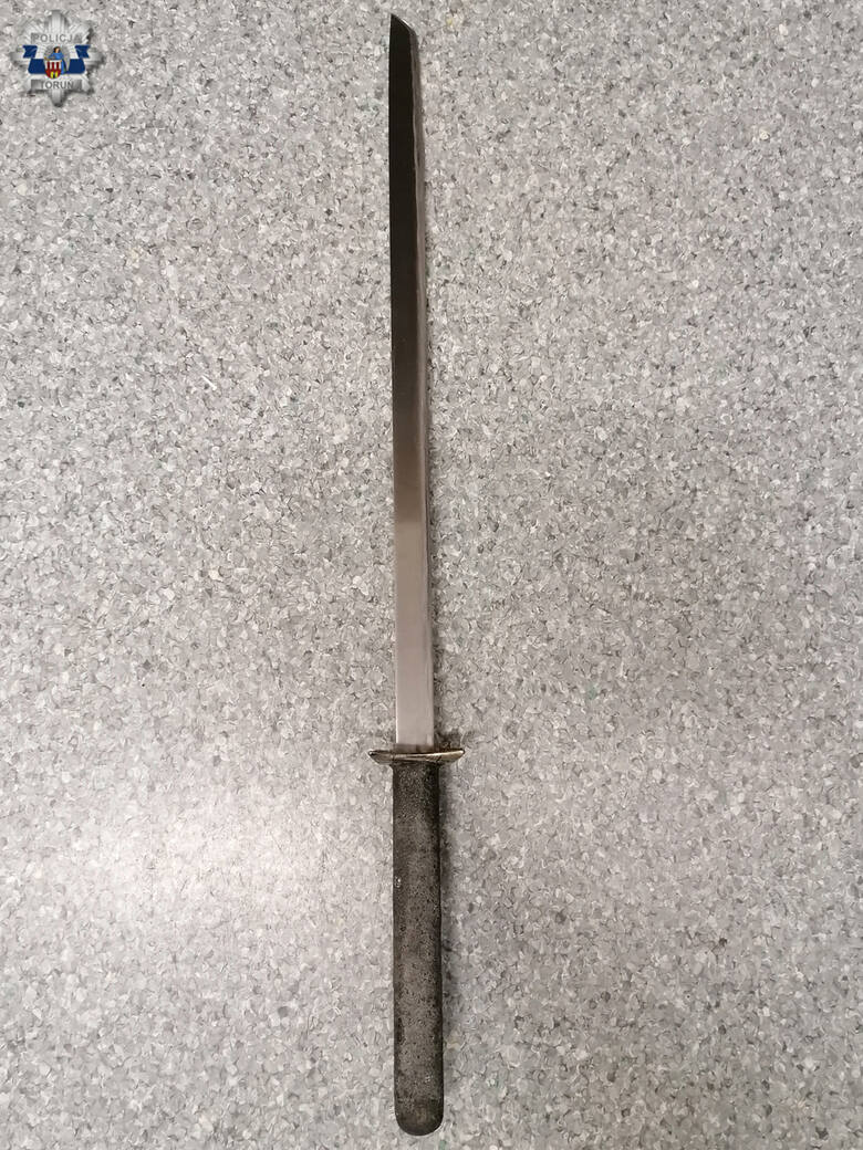 Miecz przypominający samurajską bron, nóż i koktajle z benzyną - wyposażony w taki arsenał Lubomir L. w marcu wyruszył z Torunia do Warszawy. Planował
