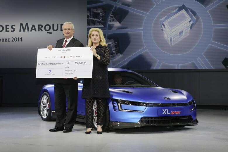 Premierę VW XL Sport uświetniła Catherine Deneuve, francuska gwiazda filmowa. Obok niej Martin Winterkorn, prezes Volkswagena, fot. Volkswagen