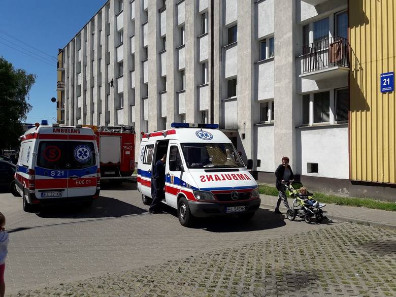 Pożar na Mszczonowskiej. Dwie osoby trafiły do szpitala [ZDJĘCIA]