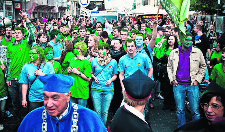 Tradycyjną paradą ulicami miasta rozpoczęły się w Łodzi juwenalia. 