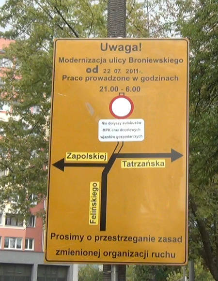 Tablica drogowa informuje kierowców, że przejazd <br>ul. Broniewskiego jest niemożliwy