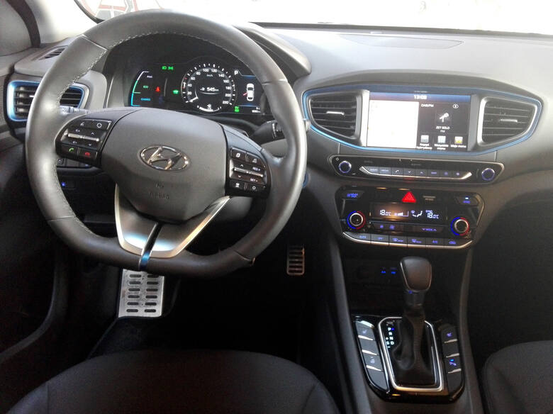 Hyundai Ioniq kontra Toyota Prius. Hybrydowy pojedynekDawno minęły czasy, gdy samochody hybrydowe miała tylko Toyota. Dzisiaj takie auta oferuje wiele