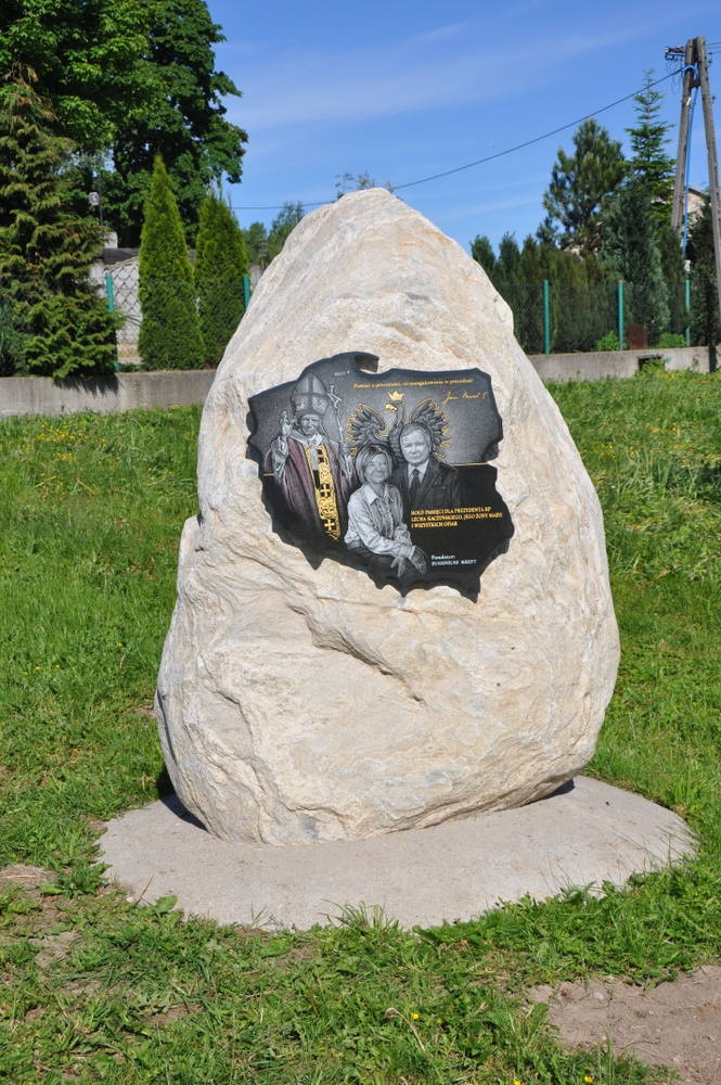 Pomnik upamiętniający Marię i Lecha Kaczyńskich postawiony na prywatnej posesji w miejscowości Hopy.