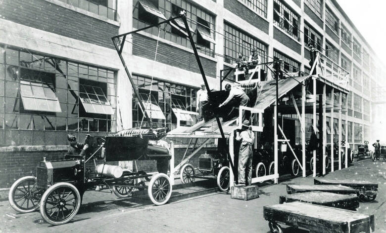 Sto lat temu: prowizoryczny montaż karoserii na podwoziachFordów T w fabryce Highland Park przed wysyłką za granicę fot: public domain