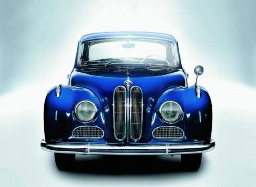 Luksusową limuzynę 501 (1952 r.) i jej następcę, model 502, przezwano „barokowym aniołem”. Zgodnie z obowiązującą modą ociekający chromem przód auta
