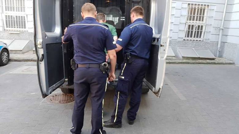 Podpalili samochód w Gdańsku. Policja aresztowała dwóch mężczyzn [zdjęcia, wideo]