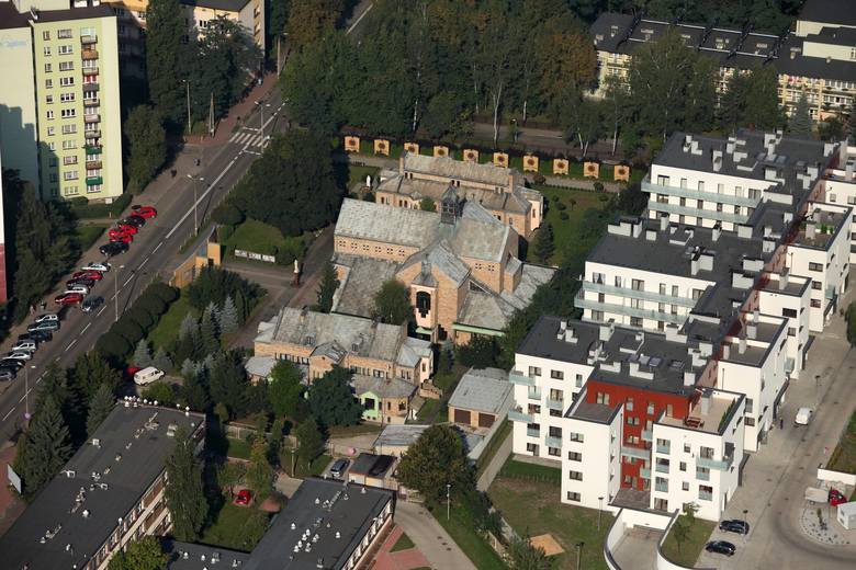 Parafia pw. Miłosierdzia Bożego w Sosnowcu jest jedną z najmłodszych w mieście. Ustanowiono ją w 1985 roku, zaś budowę kościoła przy ul. Jagiellońskiej zakończono w 1994 roku.