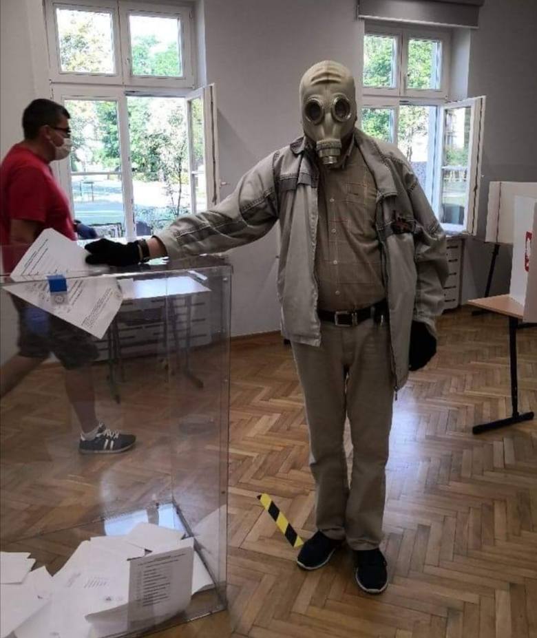 W lokalu wyborczym mieszczącym się w budynku Państwowej Szkoły Muzycznej przy ul. Sulechowskiej w Świebodzinie, jeden w wyborców przyszedł zagłosować