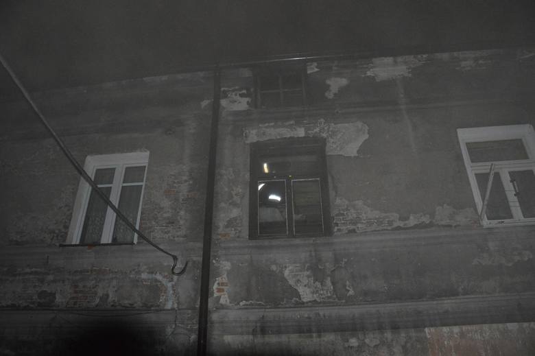 Pożar w Łowiczu. Paliło się poddasze kamienicy w centrum miasta [Aktualizacja]