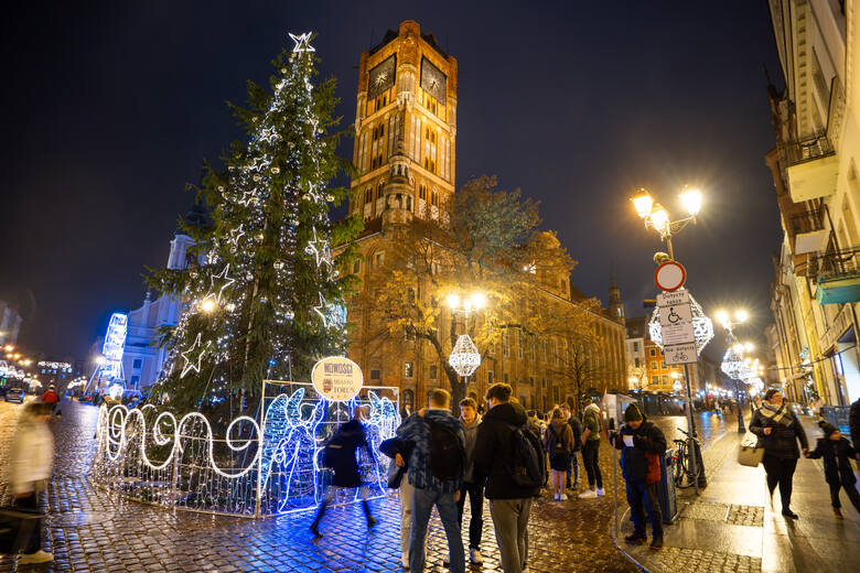 Od 6 grudnia centrum Torunia rozświetlają setki świątecznych ozdób. Bożonarodzeniowego klimatu miastu będą dodawać do stycznia. Jak się prezentują po