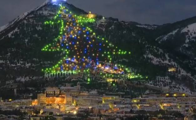 Największa choinka na świecie<br /> W Gubbio w Umbrii we Włoszech trafimy na największą choinkę na świecie. To nic innego, jak potężna instalacja świetlna, która jest ułożona w kształt choinki na zboczu góry Ingino. Drzewko ma ponad 650 metrów wysokości.<br /> 