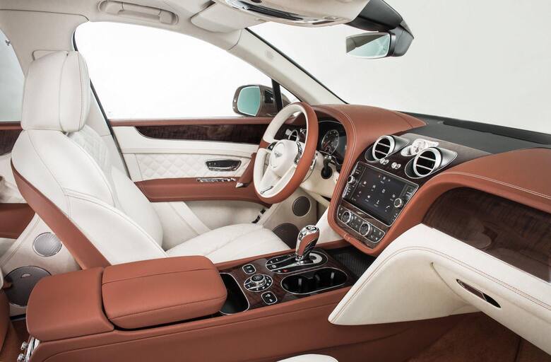 Znakiem rozpoznawczym samochodów Bentley'a jest luksusowe wykończenie wnętrza. Nie inaczej jest w przypadku SUV-a tej marki / Fot. Bentley